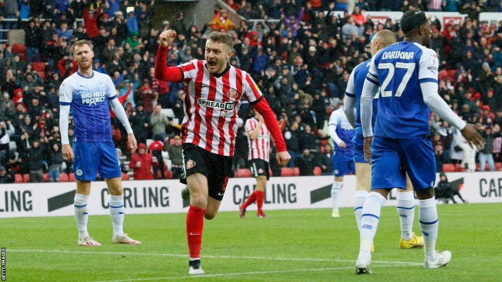 Elliot Embleton playing football for Sunderland