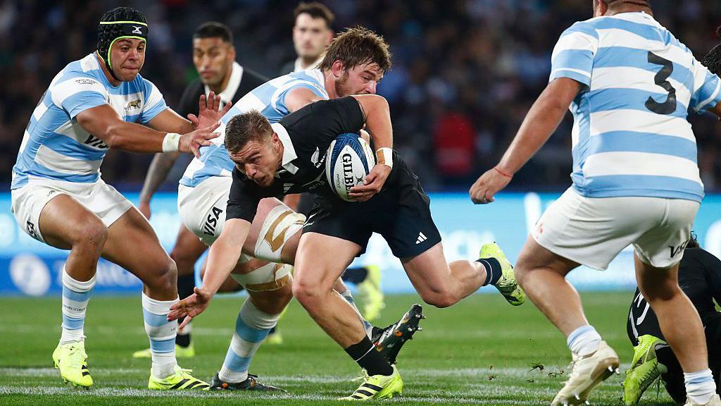  Cortez Ratima scoring a try against Argentina