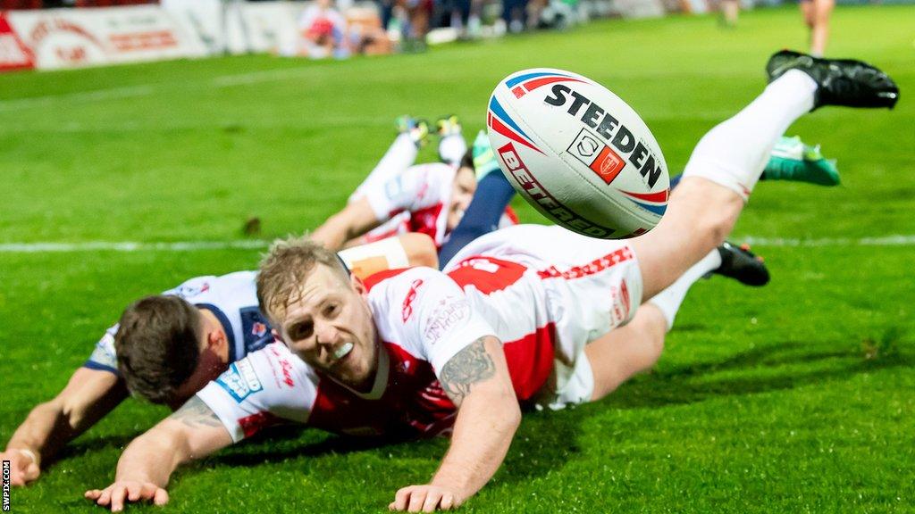 St Helens' Tommy Makinson and Hull KR's Jordan Abdull chase a bouncing ball