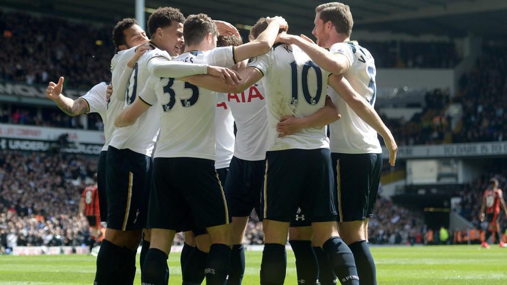 Tottenham players celebrate together