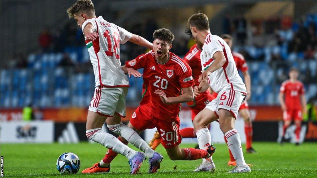 Troy Perrett tackled by Hungarian players