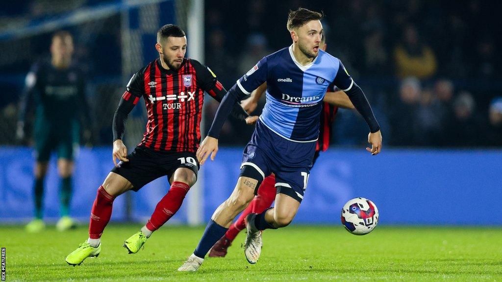 Reading have signed midfielder Lewis Wing from Wycombe Wanderers on a three-year-deal.