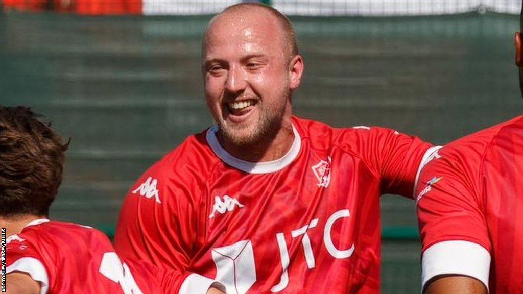 Fraser Barlow celebrate a goal