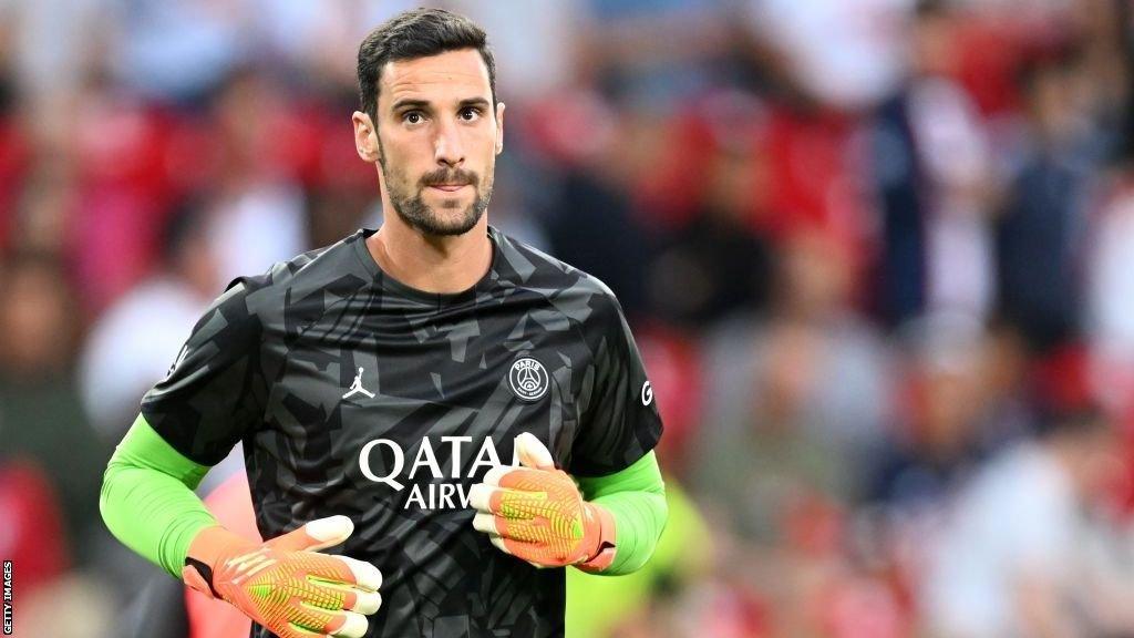 Sergio Rico warms up before a PSG match