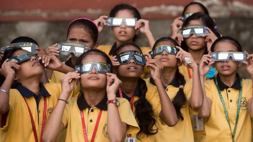 kids-using-solar-glasses.