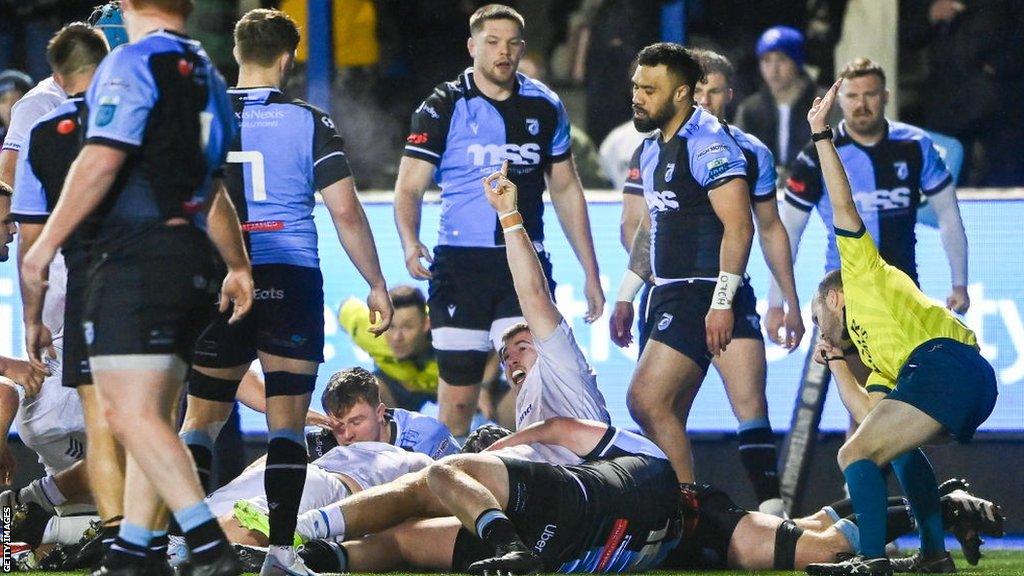 Michael Milne scores Leinster's bonus point try