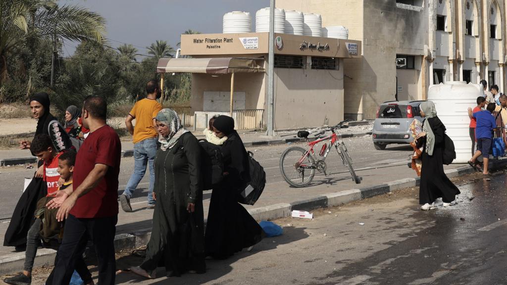 Palestinians on the road as flee Gaza City towards the southern areas