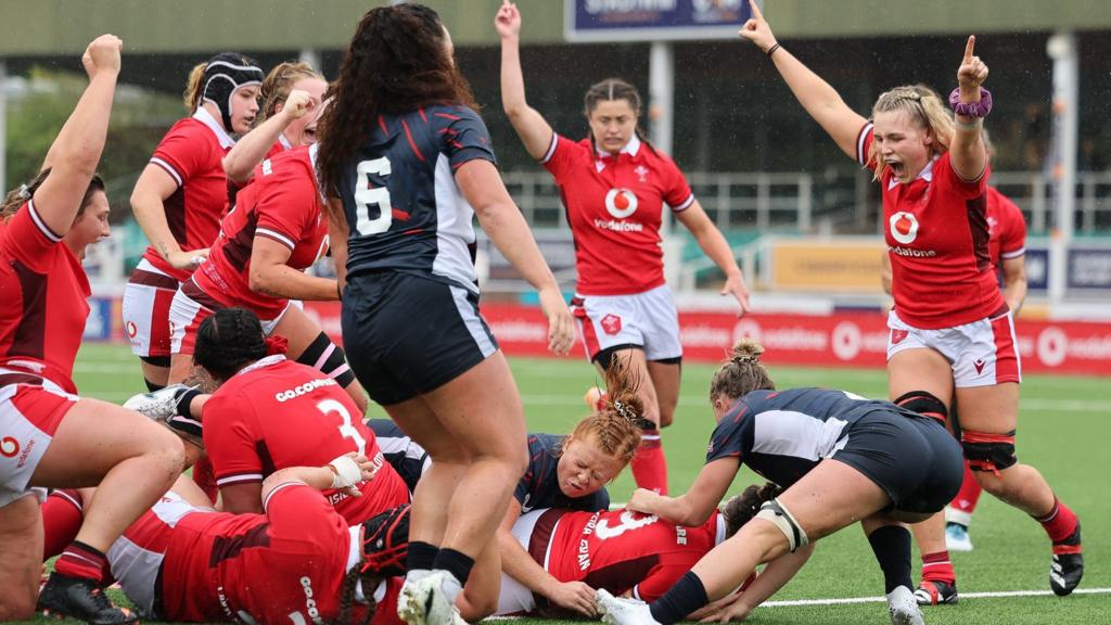 Wales players celebrate Keira Bevan try