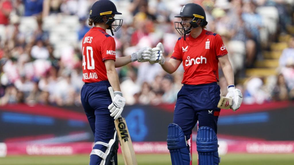 Heather Knight and Amy Jones fist pump