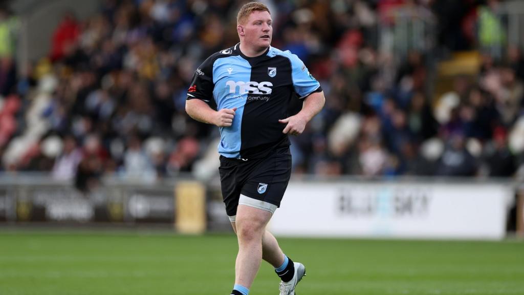 Rhys Carre gets ready for action with Cardiff