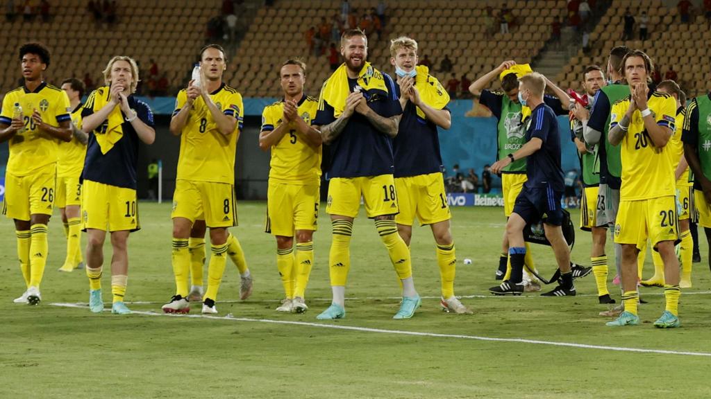 Sweden applaud the fans at full time