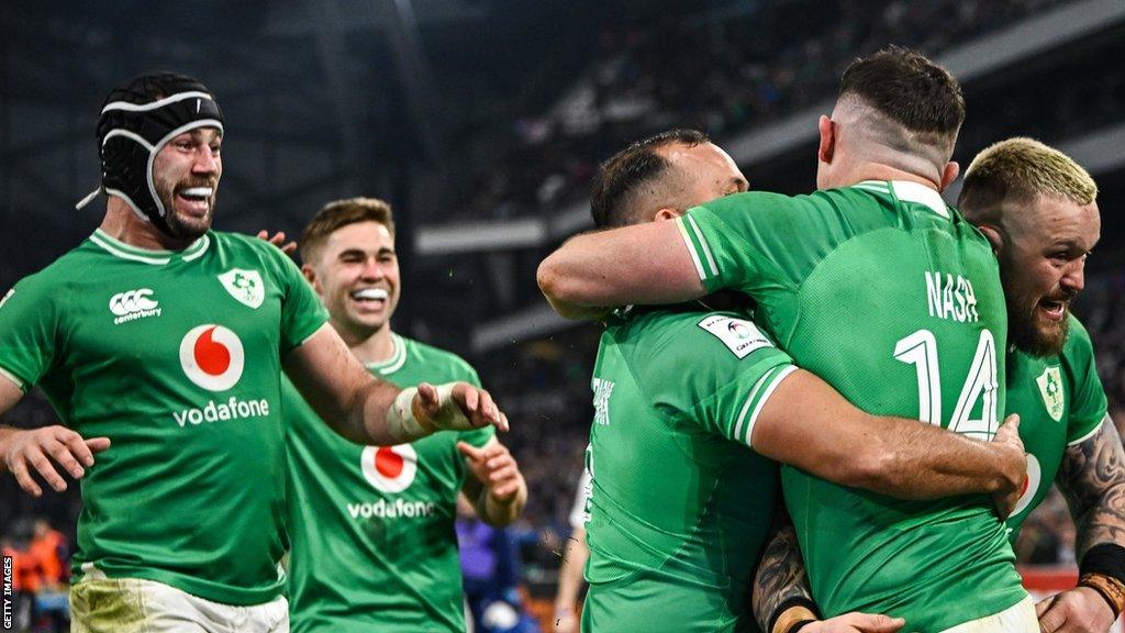 Ireland celebrate a late try