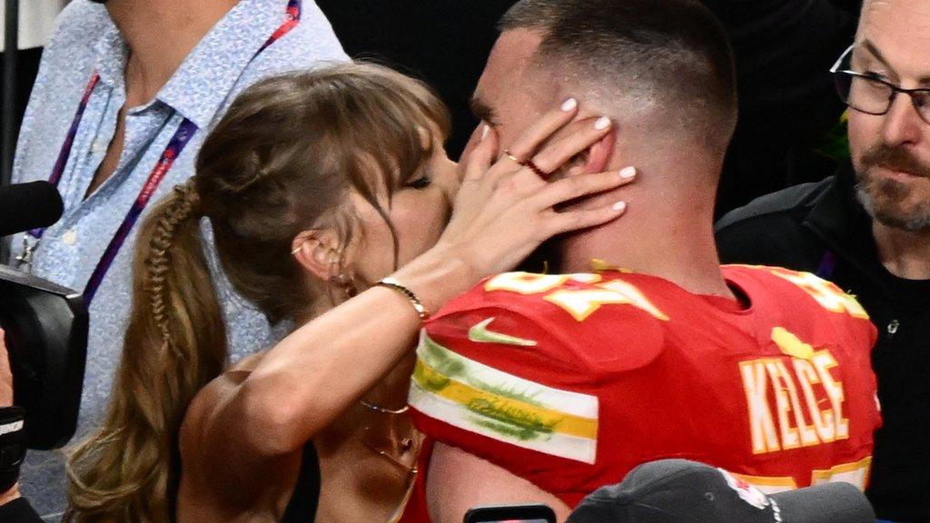 Taylor Swift and Travis Kelce kiss