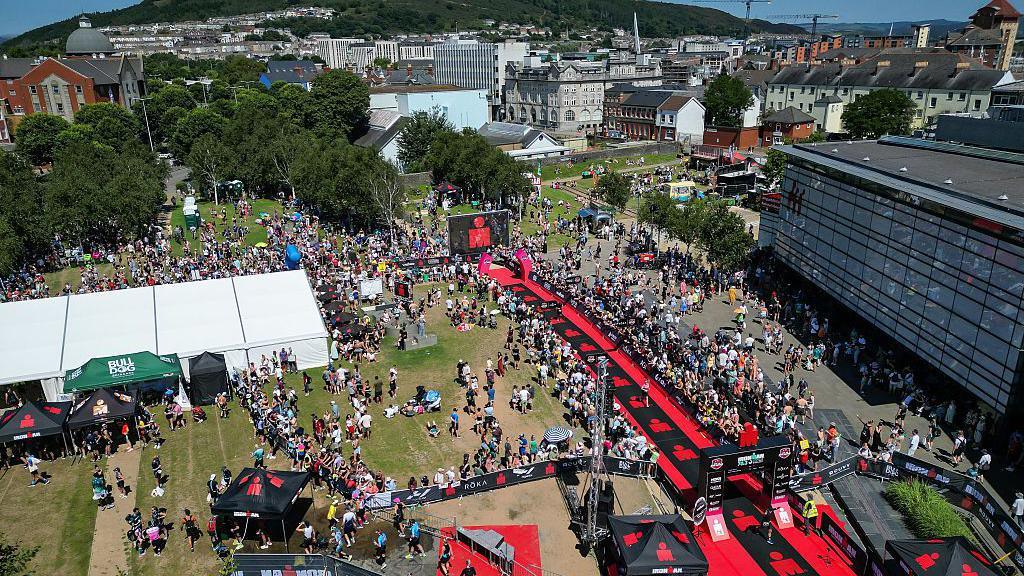 Y llinell derfyn yn Ironman 70.3