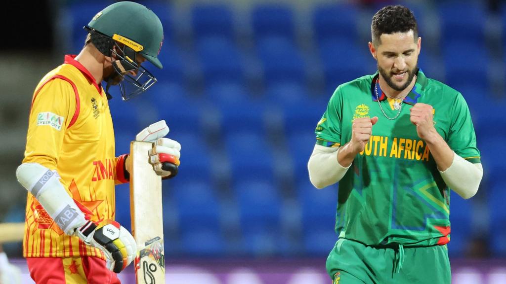 South Africa bowler Wayne Parnell (right) celebrates the wicket of Zimbabwe's Craig Ervine (left)