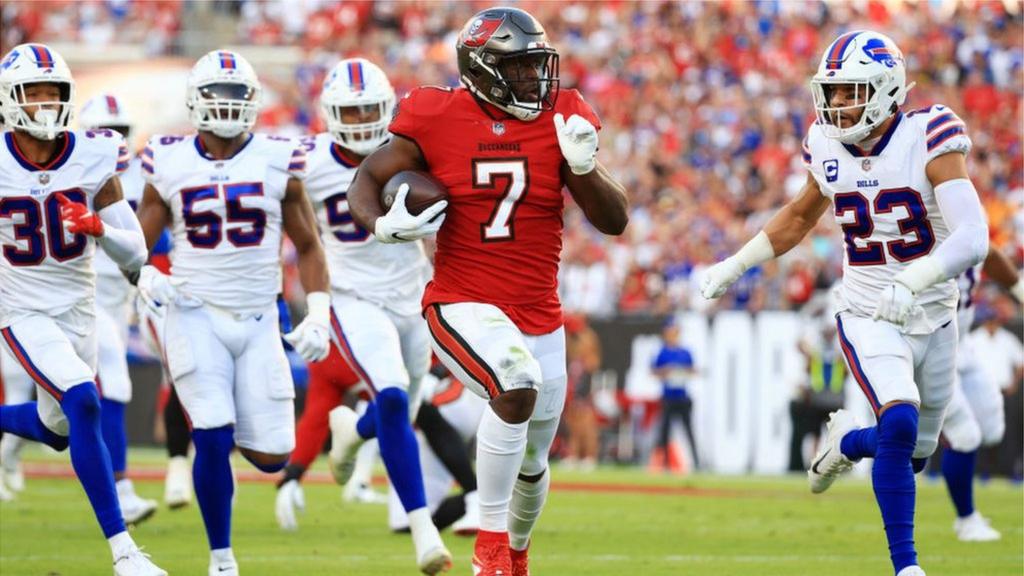 Leonard Fournette runs for a Tampa Bay Buccaneers touchdown