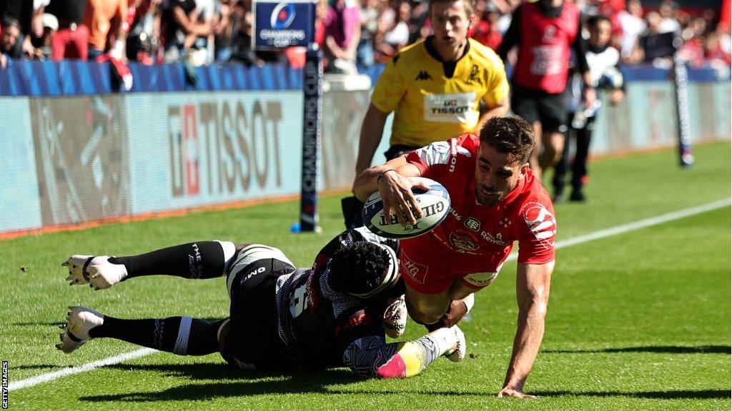 Juan Cruz Mallia scores a try for Toulouse