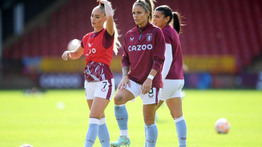 Alisha Lehmann and Rachel Daly warming up for Aston Villa