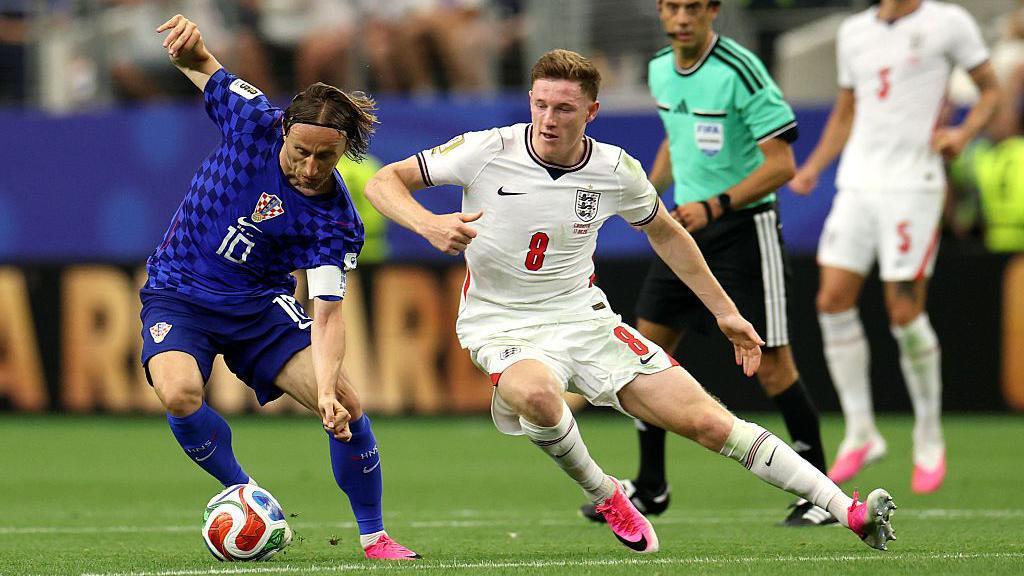 Elliot Anderson closes down Croatia's Luka Modric