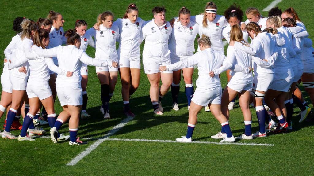 England huddle before kick-off