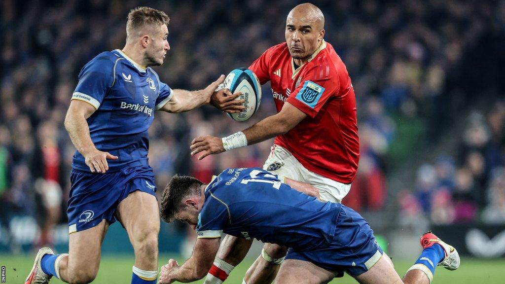 Simon Zebo in action with Jordan Larmour and Hugo Keenan