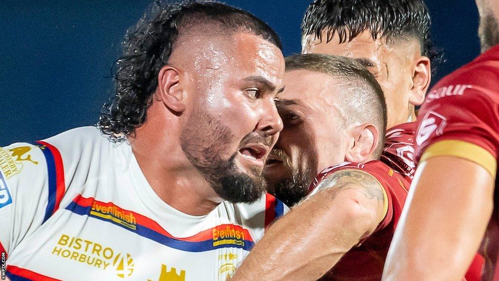 David Fifita tusles with Catalans' Paul Seguier