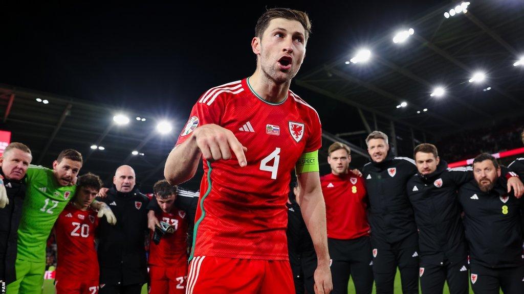 Ben Davies talks to the Wales squad in a post-match huddle