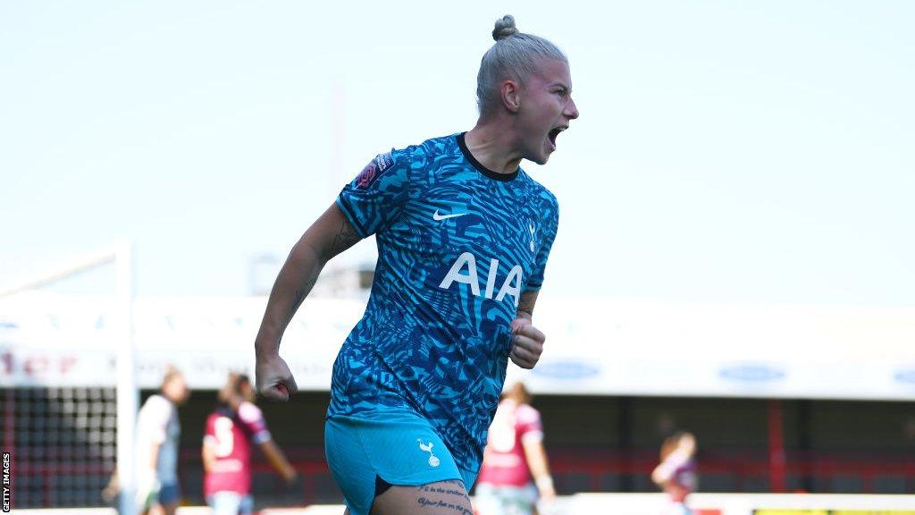 Bethany England in action for Tottenham Hotspur