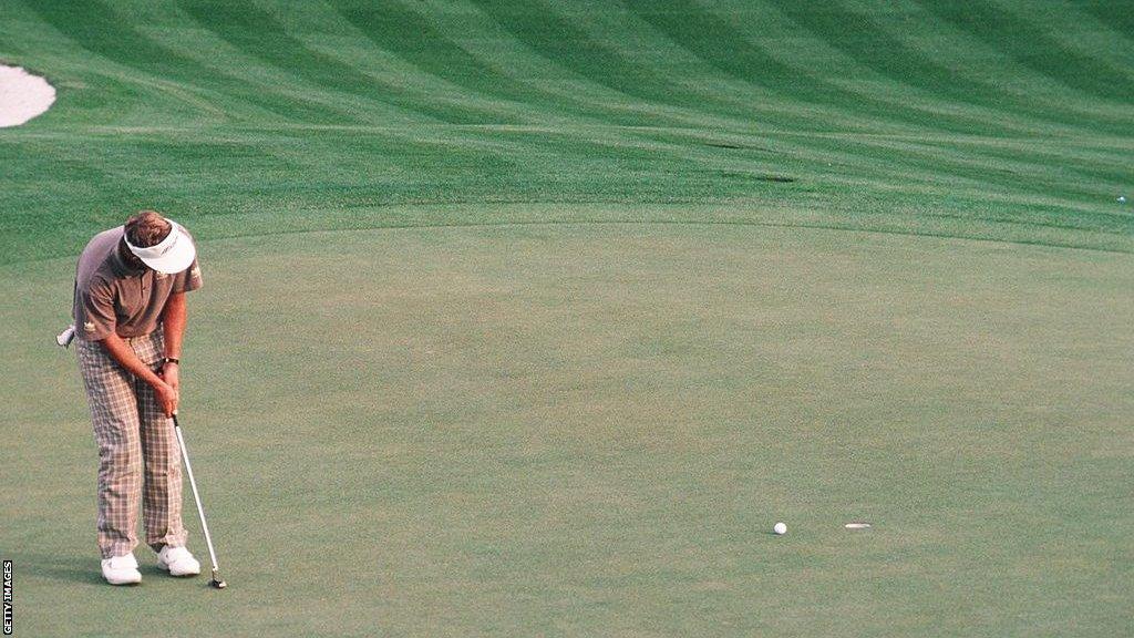 Sandy Lyle holing the winning putt at the 1988 Masters