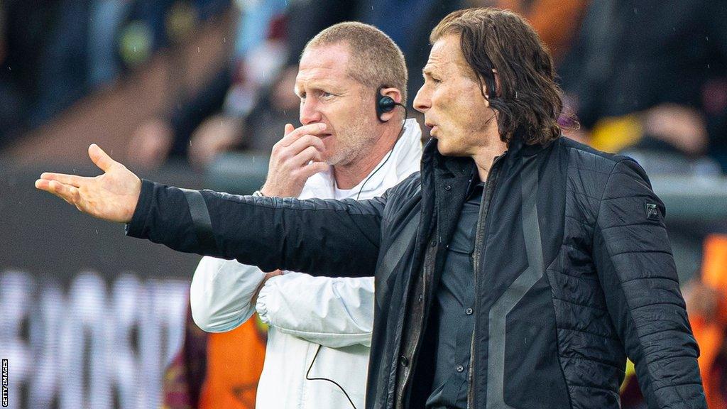 QPR manager Gareth Ainsworth (right) gets advice from assistant coach Richard Dobson