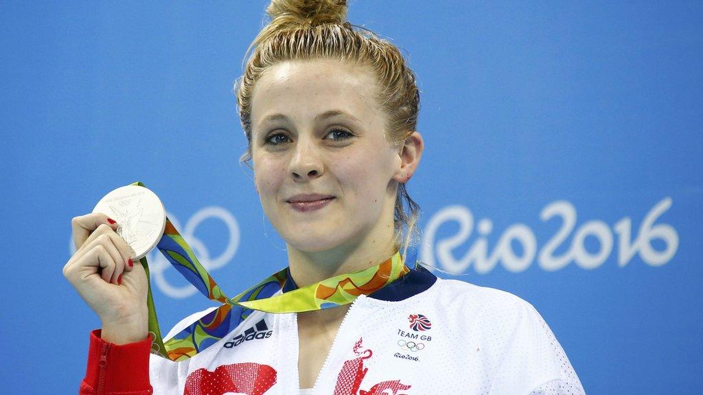 Siobhan-Marie O'Connor holding silver medal