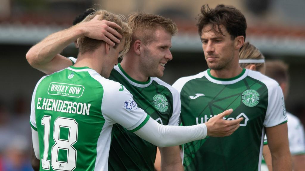 Hibernian players celebrating