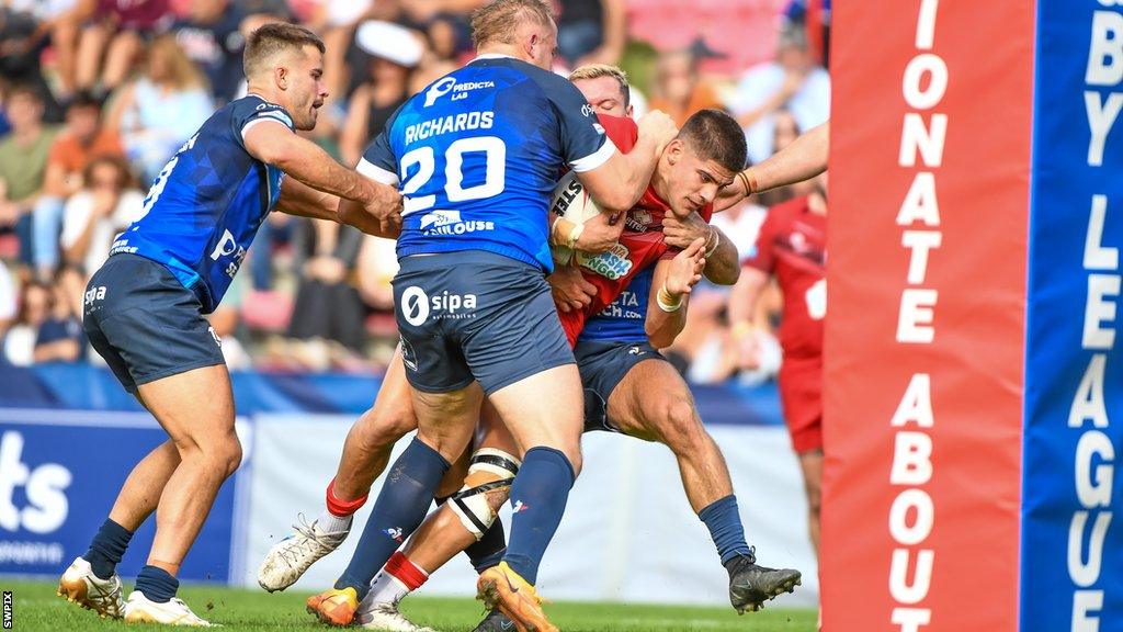 London Broncos' Bill Leyland is tackled by Toulouse's Greg Richards in the Championship Grand Final