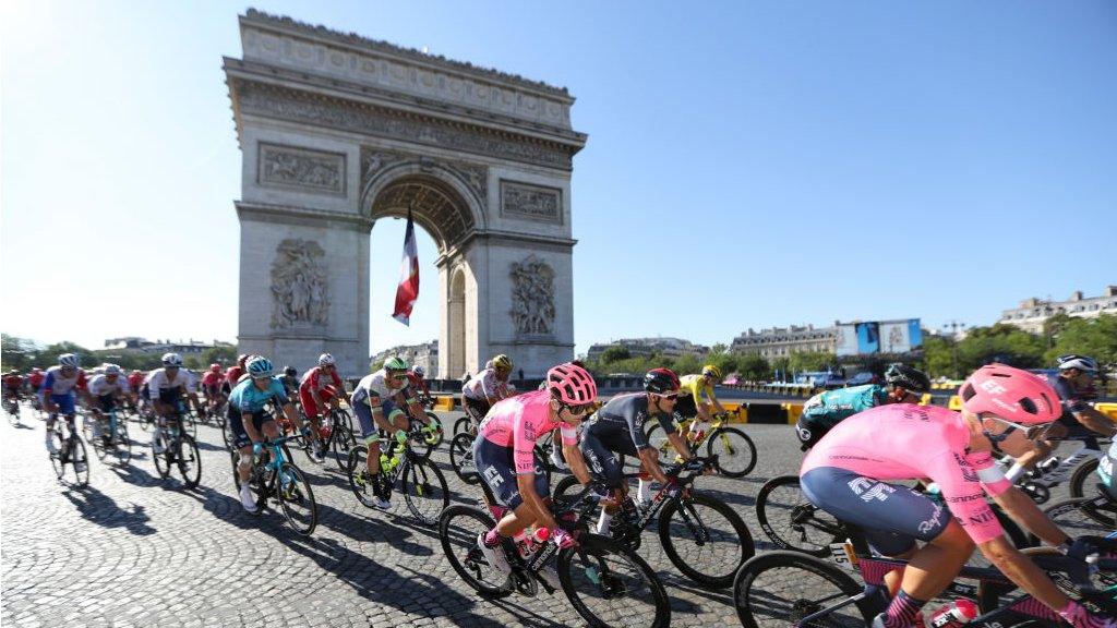 riders near the arc de triomph