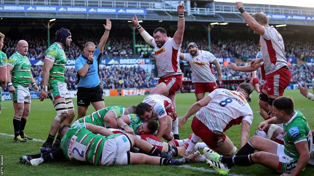 Harlequins celebrate a try