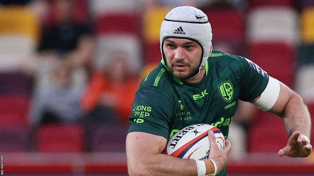 Matt Rogerson running with the ball for London Irish