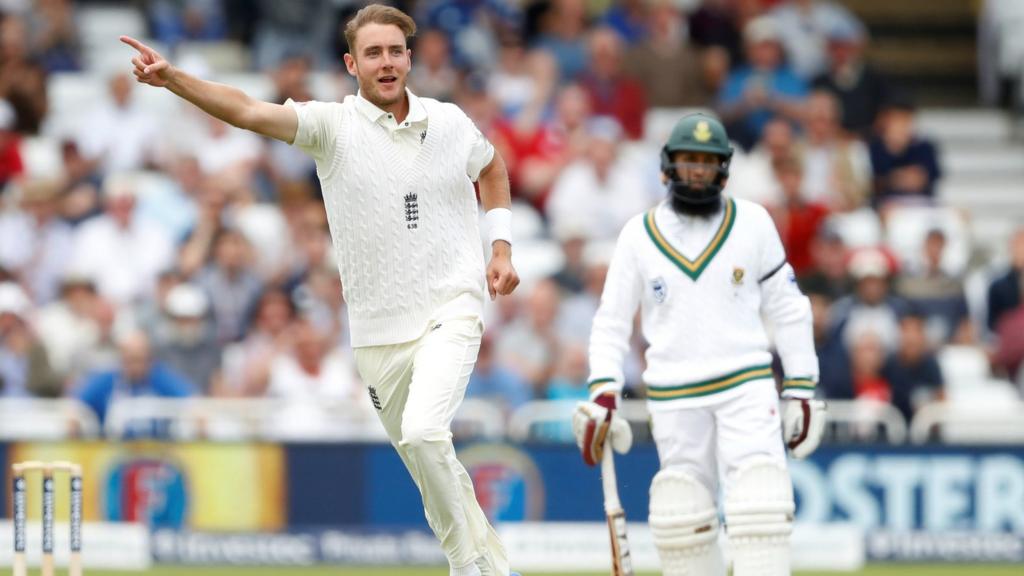 Stuart Broad celebrates dismissing Quinton De Kock