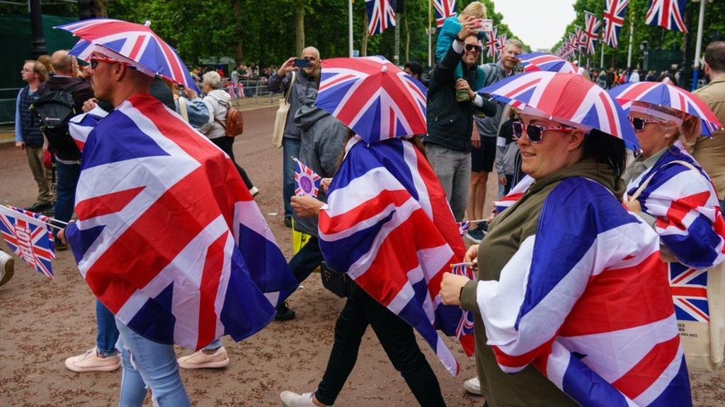 Jubilee partygoers at Mall