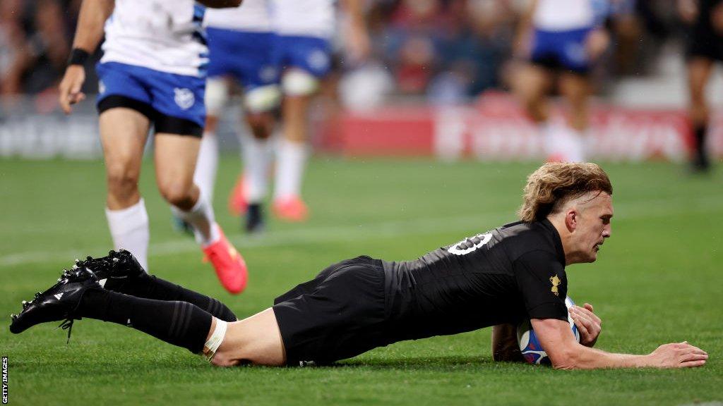 Damian McKenzie scores a try against New Zealand