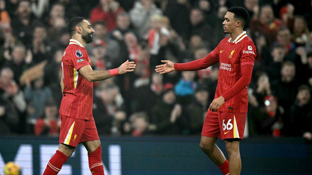 Mohamed Salah y Trent Alexander-Arnold se dan la mano.