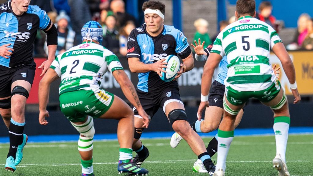 Teddy Williams of Cardiff Rugby takes on Gianmarco Lucchesi (L) of Benetton