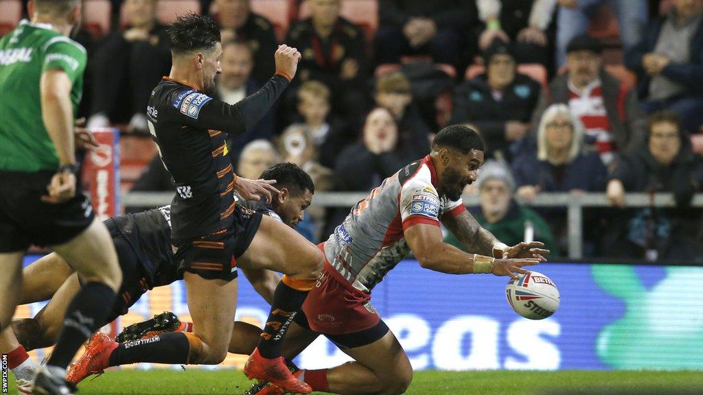 Ricky Leutele scores a try for Leigh