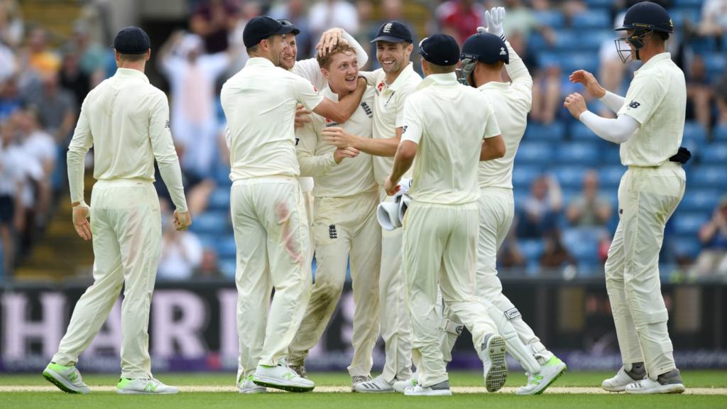 Dom Bess and England celebrate