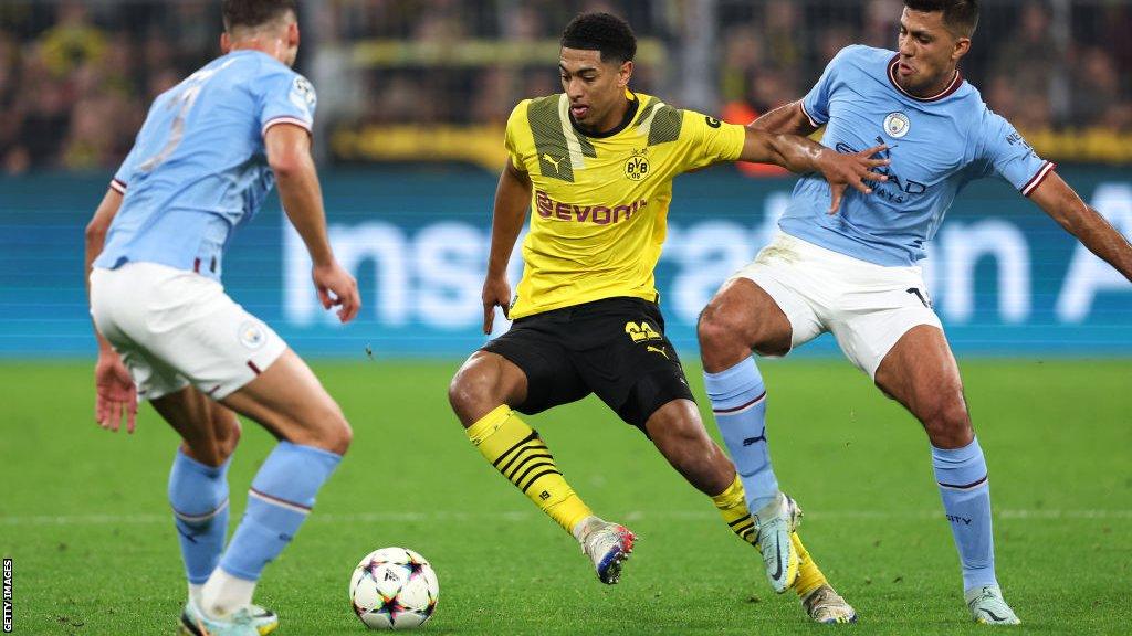 Jude Bellingham taking on Manchester City for Borussia Dortmund