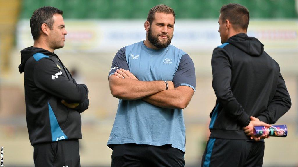 Johann van Graan (left) listens to Thomas du Toit (centre) and Louis Schreuder (right) during a training session