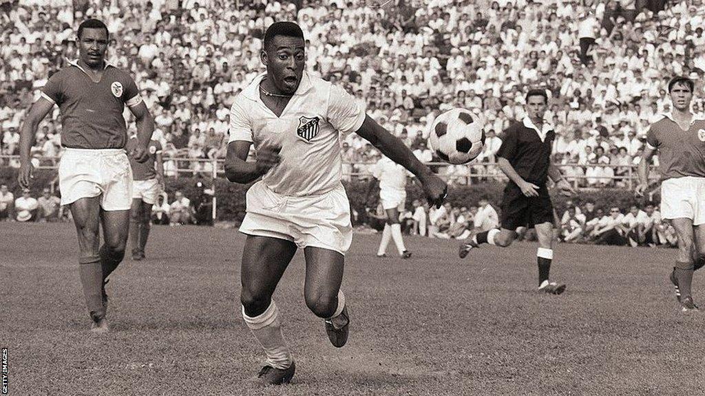 Pele playing for Santos in 1966