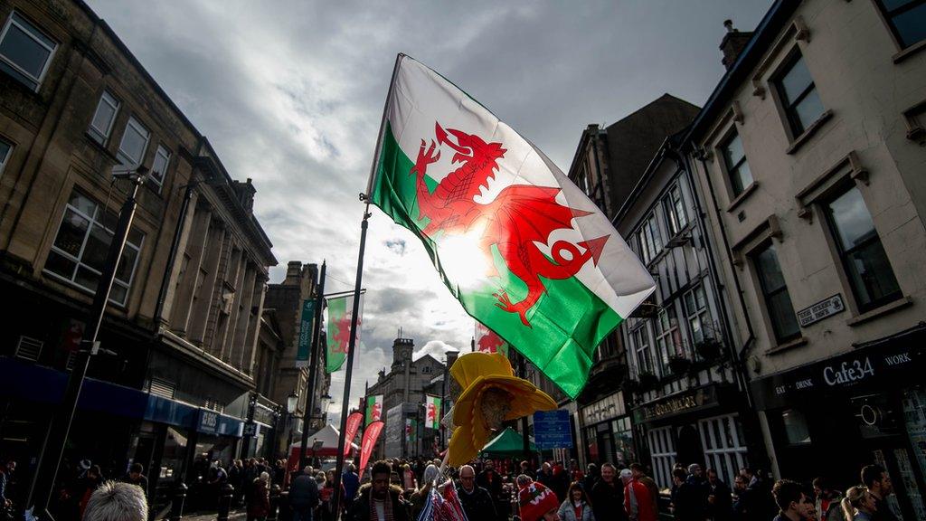 Y ddraig goch yn ei hanterth. Amdani Cymru!