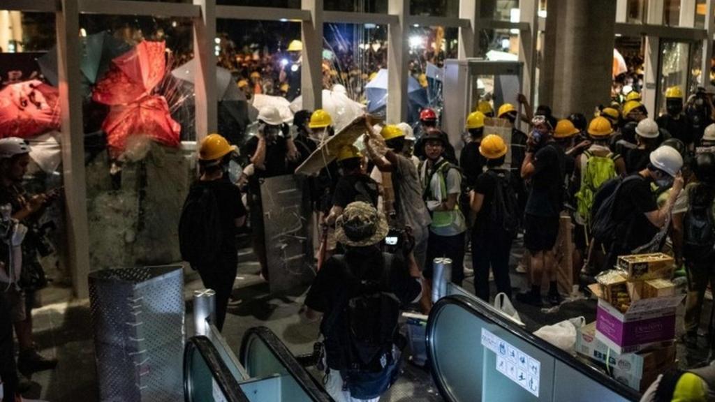 Protesters break into the government headquarters in Hong Kong. Photo: 1 July 2019