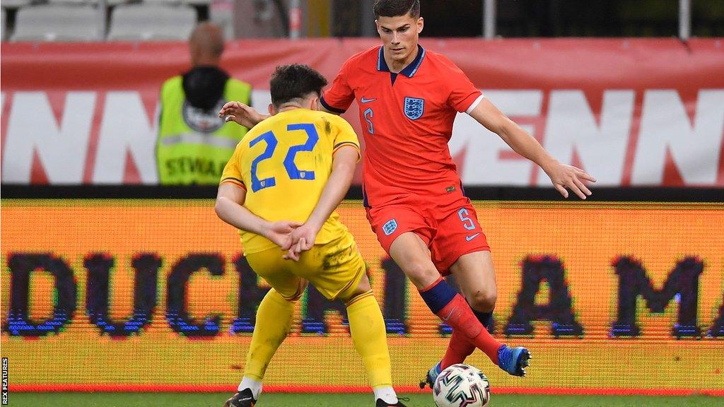 Ronnie Edwards playing for England's Under-20 team