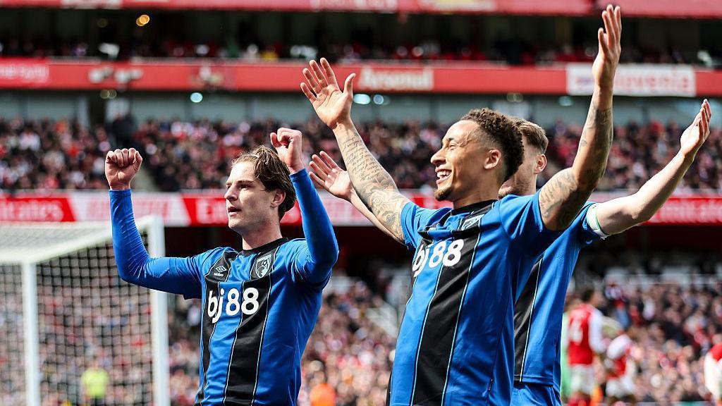 Alex Scott celebra con sus compañeros del Bournemouth.